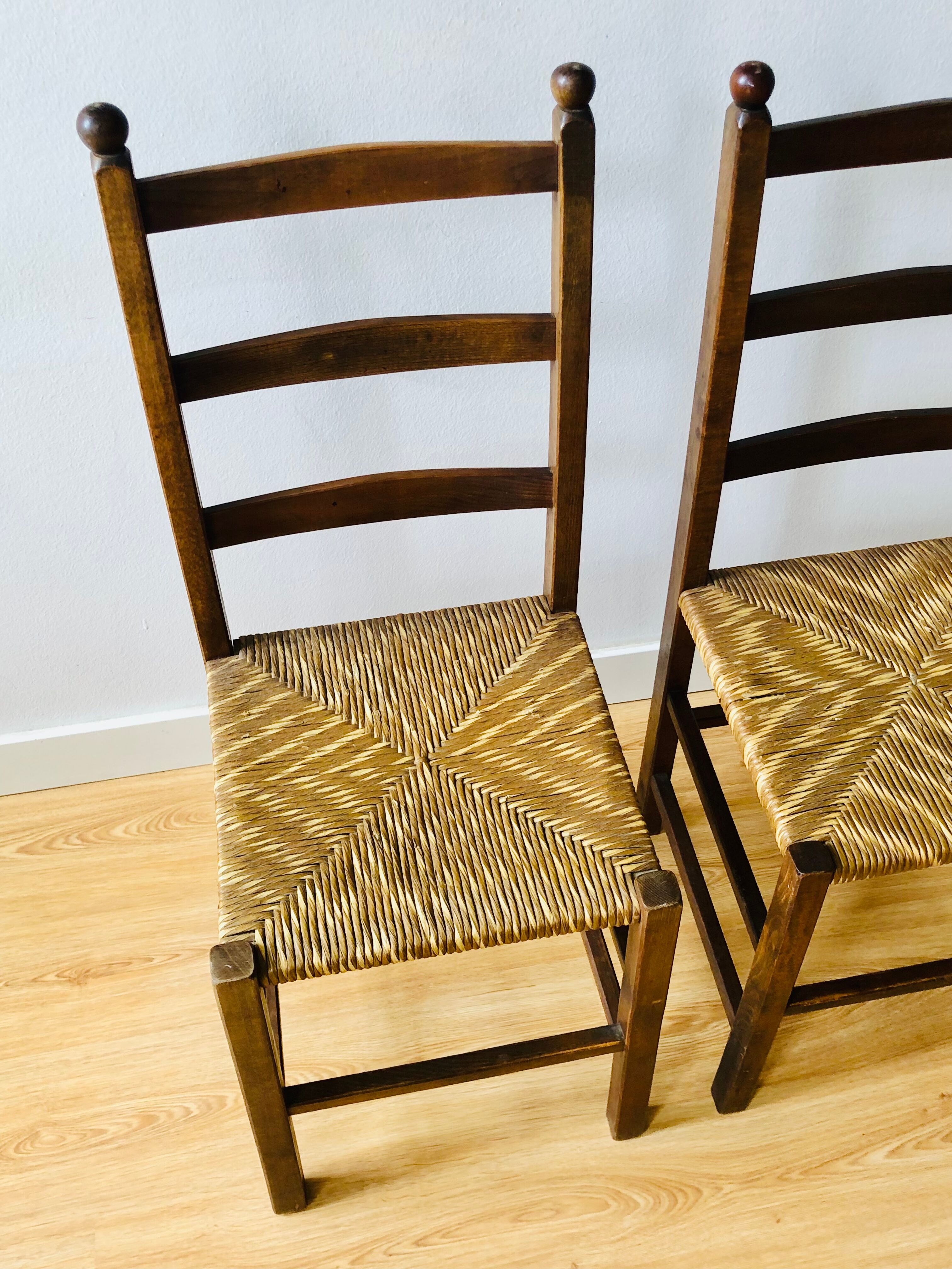 Paire de chaises rustiques en bois et assises paillées