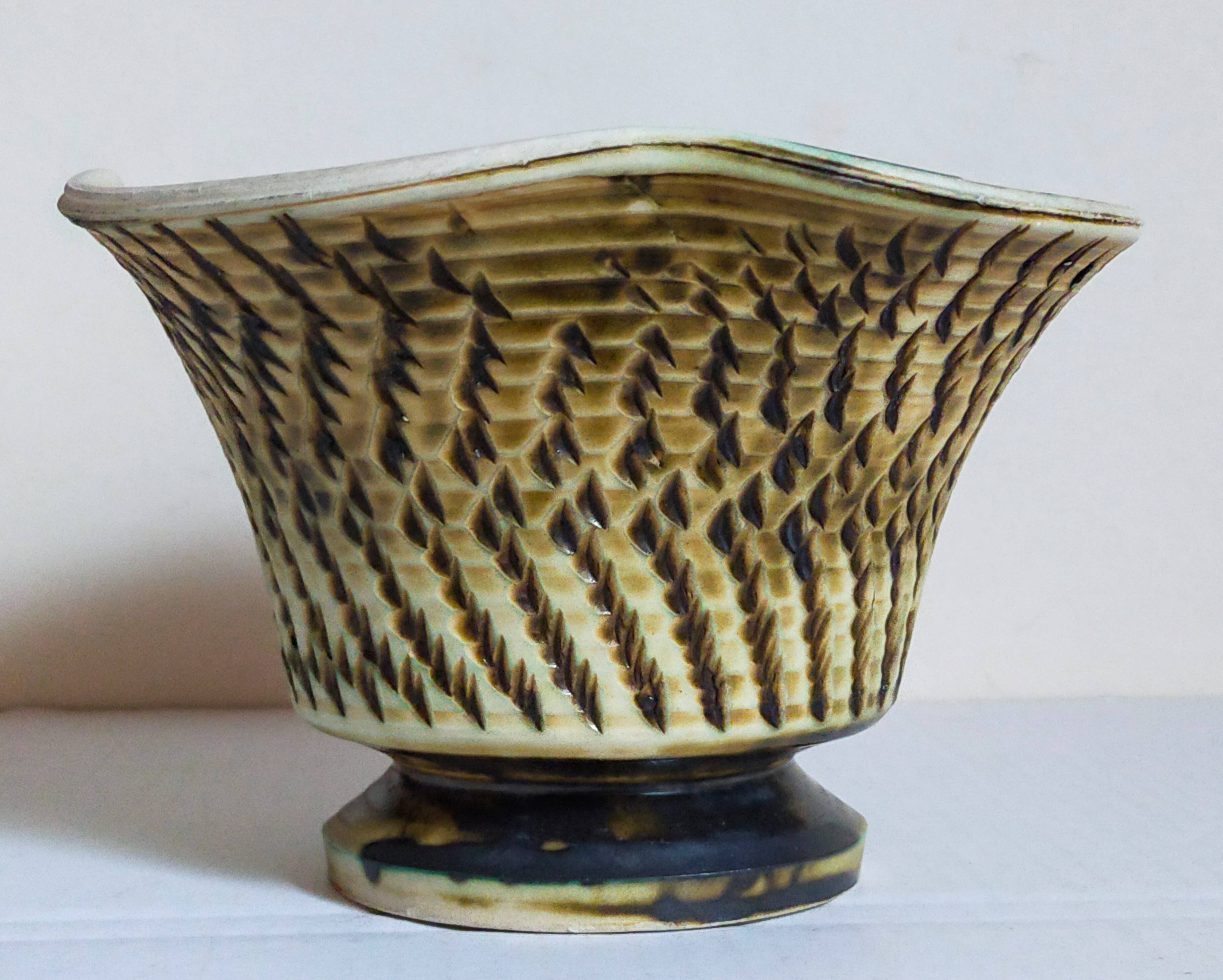 Ceramic planter with vintage scarifications from the 1950s