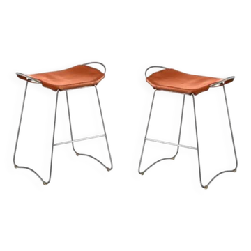 Pair of metal stools without a backrest in tobacco and silver.