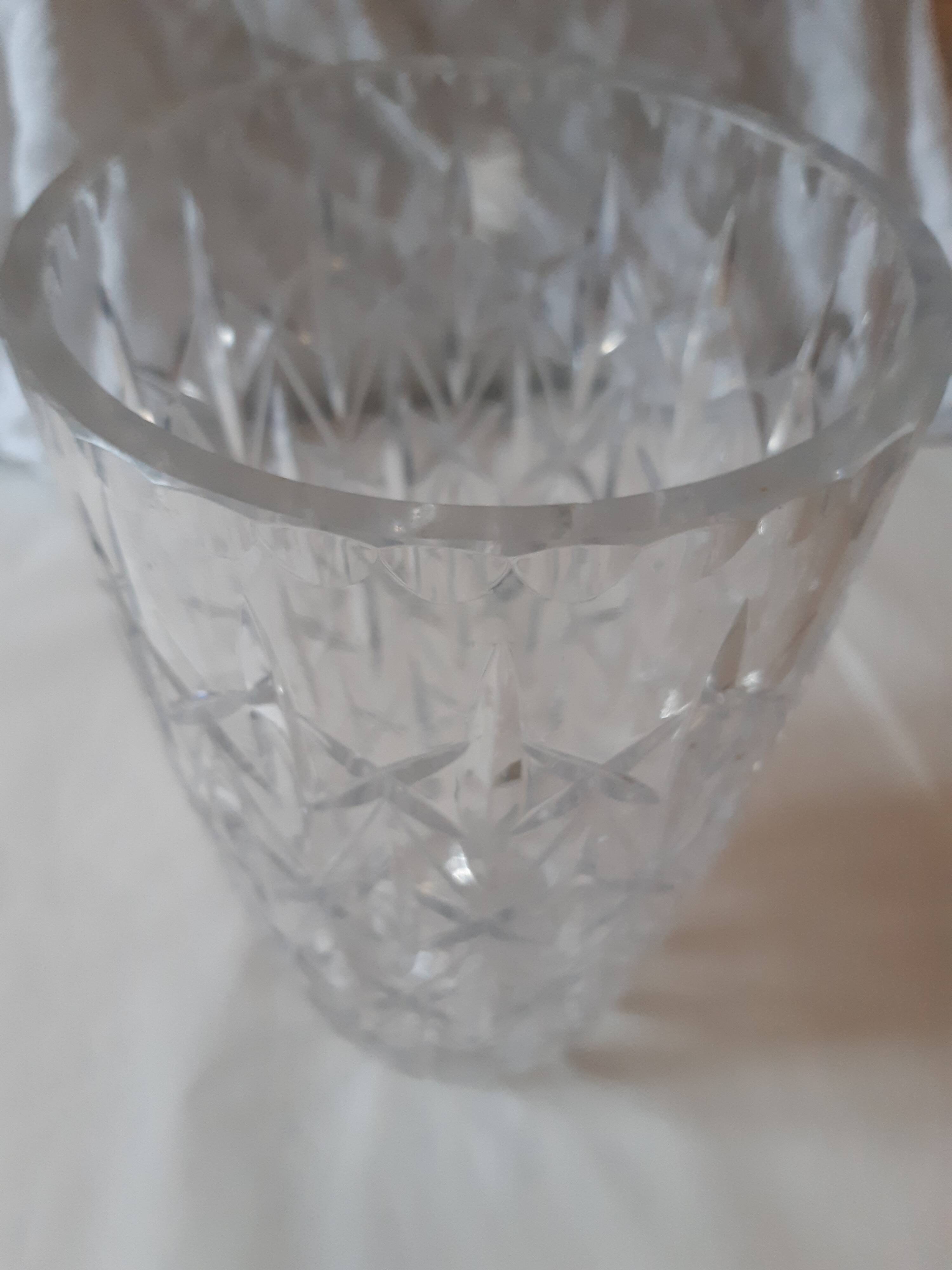 Grand vase en cristal ciselé