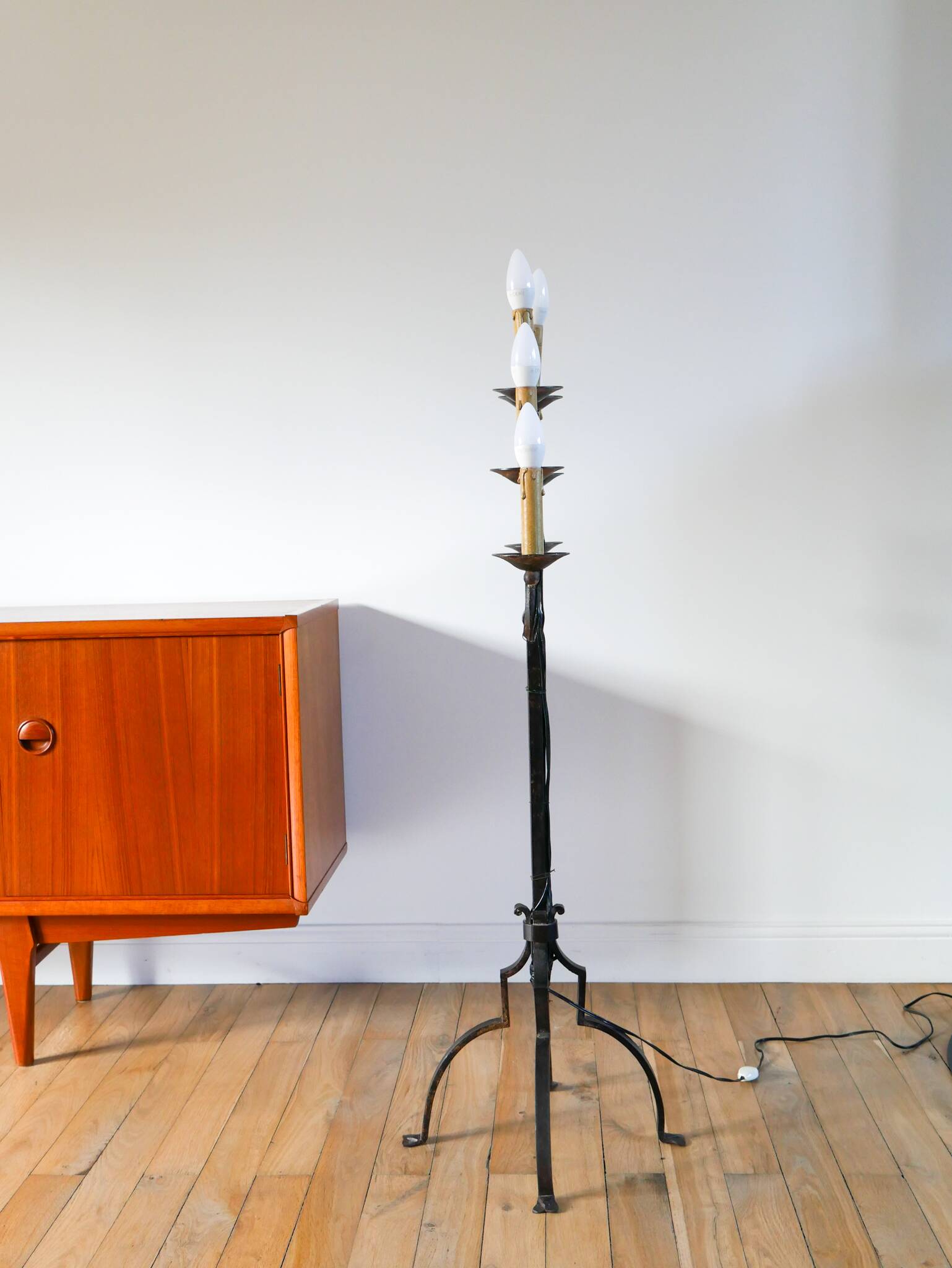Grand Brutalist floor lamp in wrought iron, six lights, 1970.