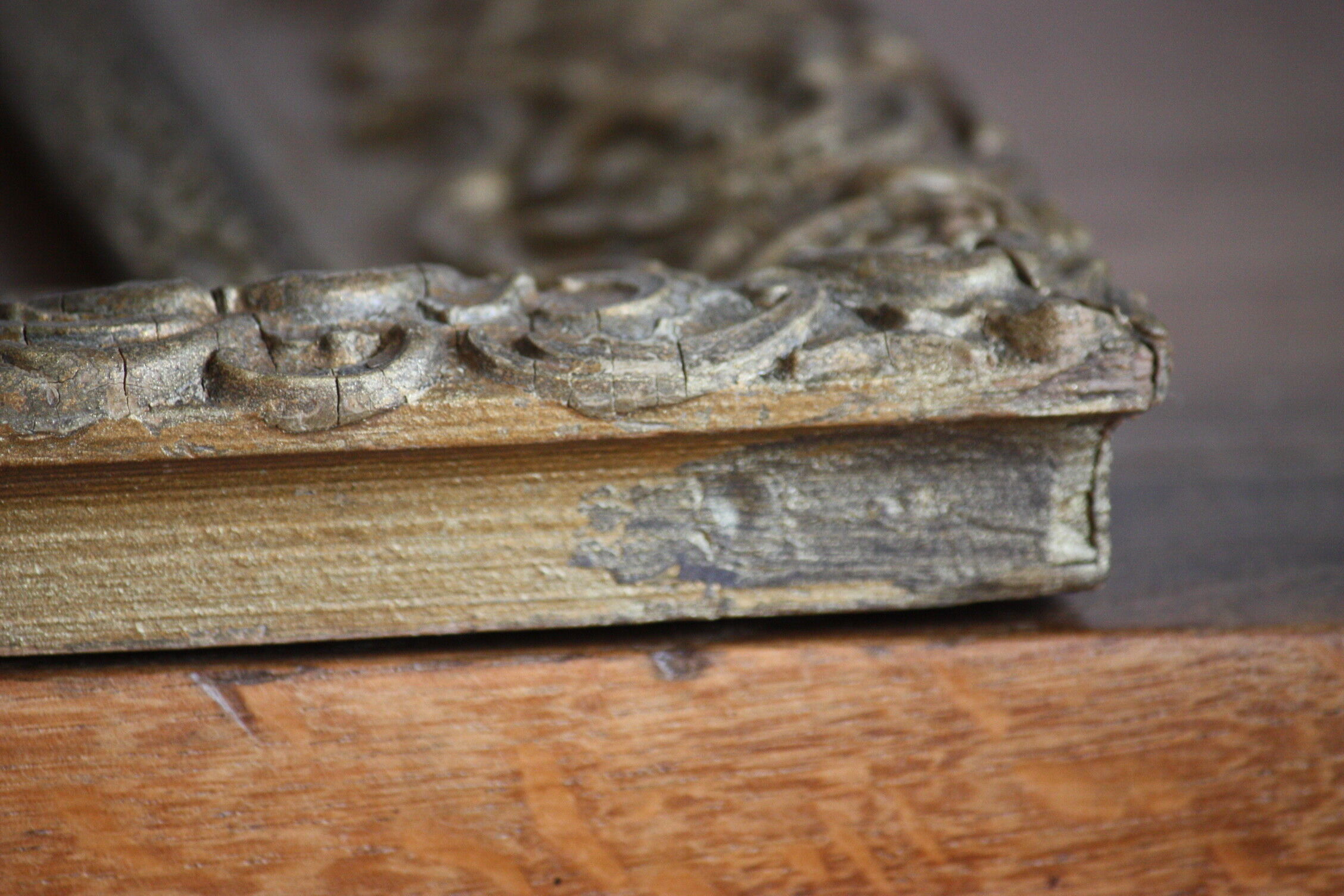 Gilded wooden and stucco frame