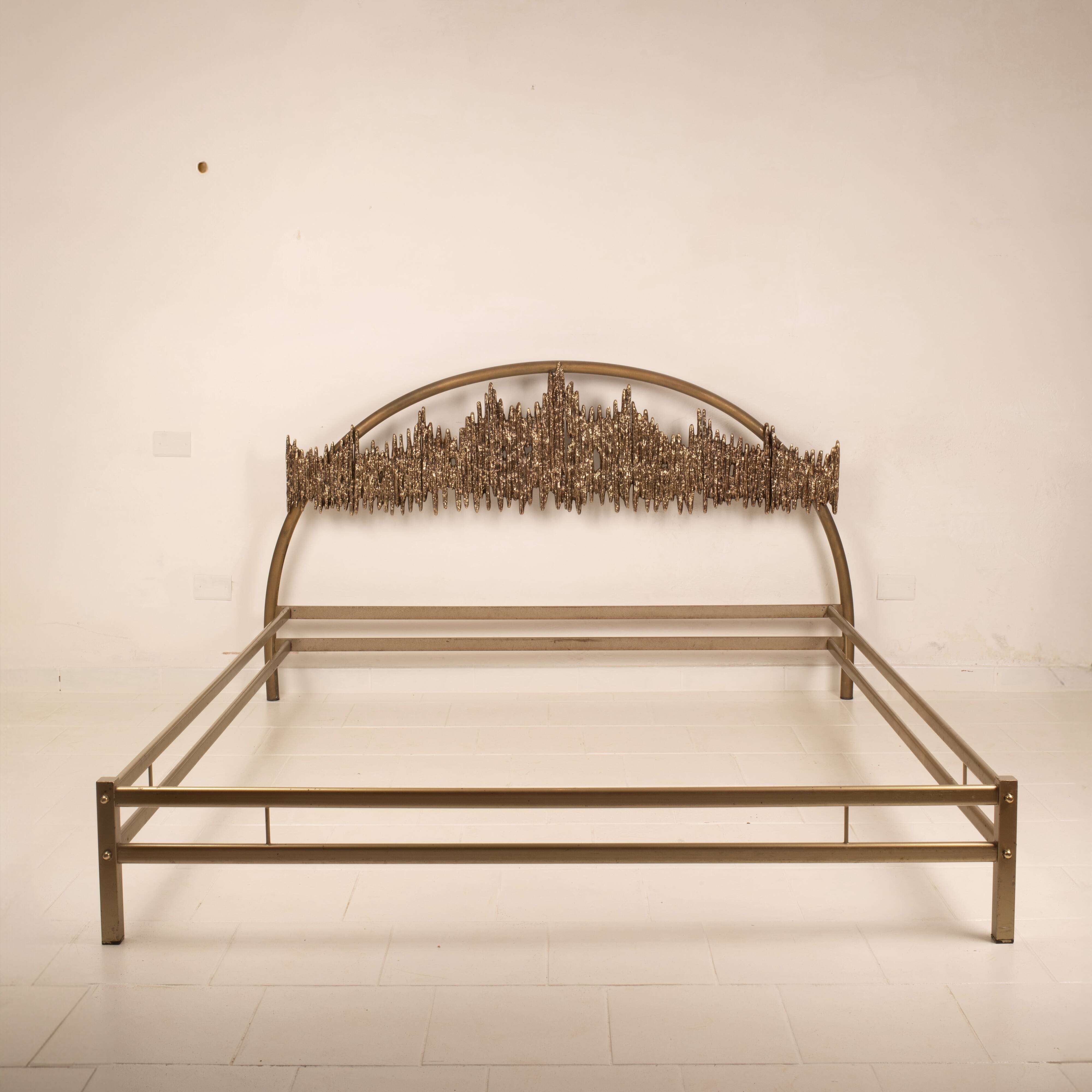 Aurora frame bed by Luciano Frigerio for Frigerio di Desio 1970