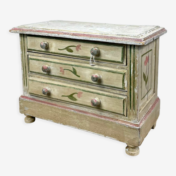 Commode de poupée