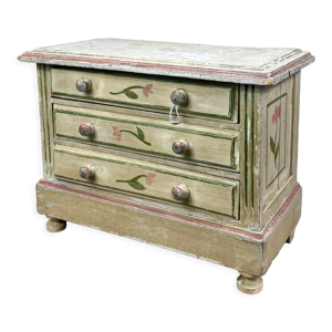 Commode de poupée