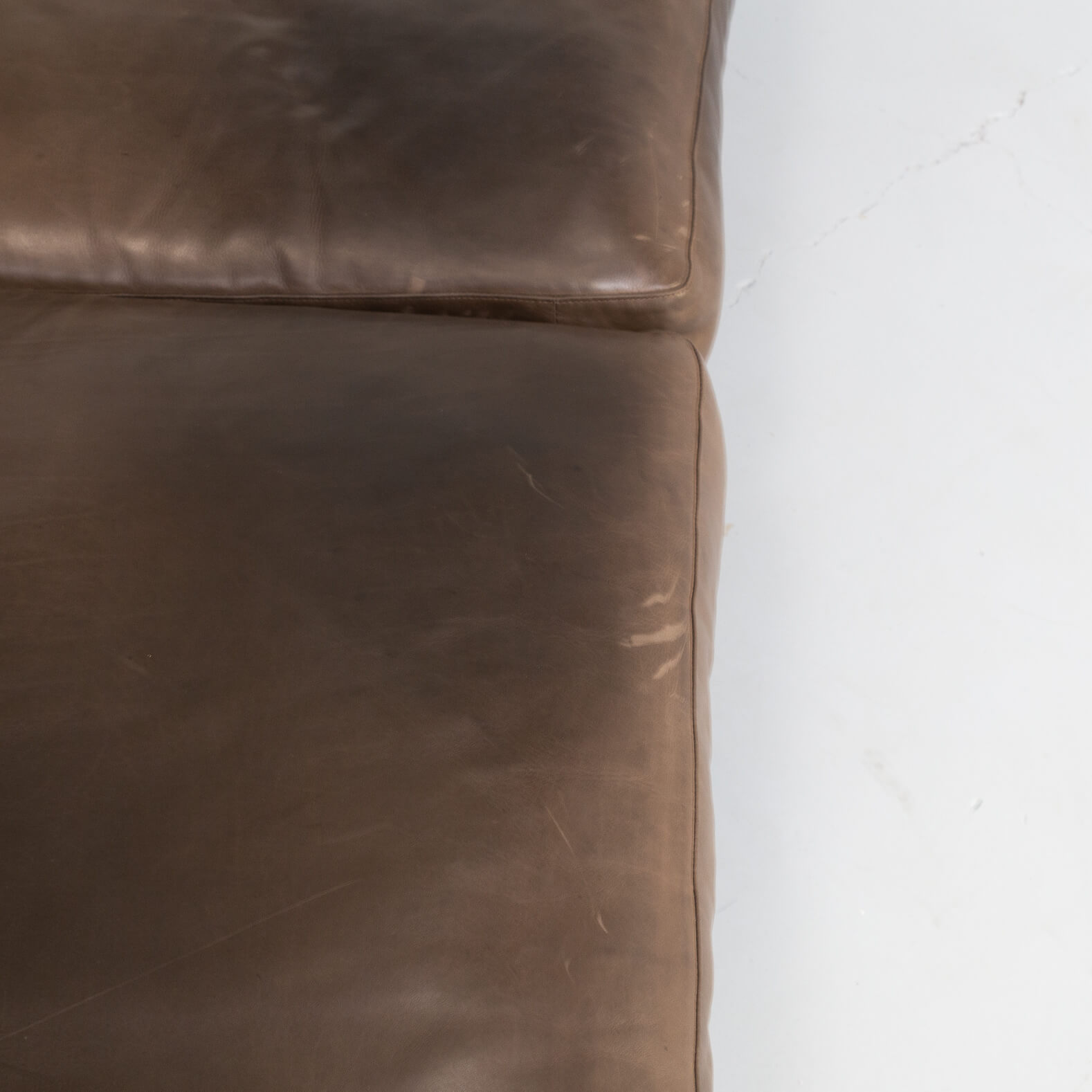 Foster & Partners ‘Still Sdc250’ curved sofa in brown leather for Molteni & C