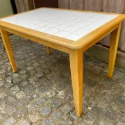 Table de cuisine en bois clair et plateau carrelé blanc – 122x80 cm