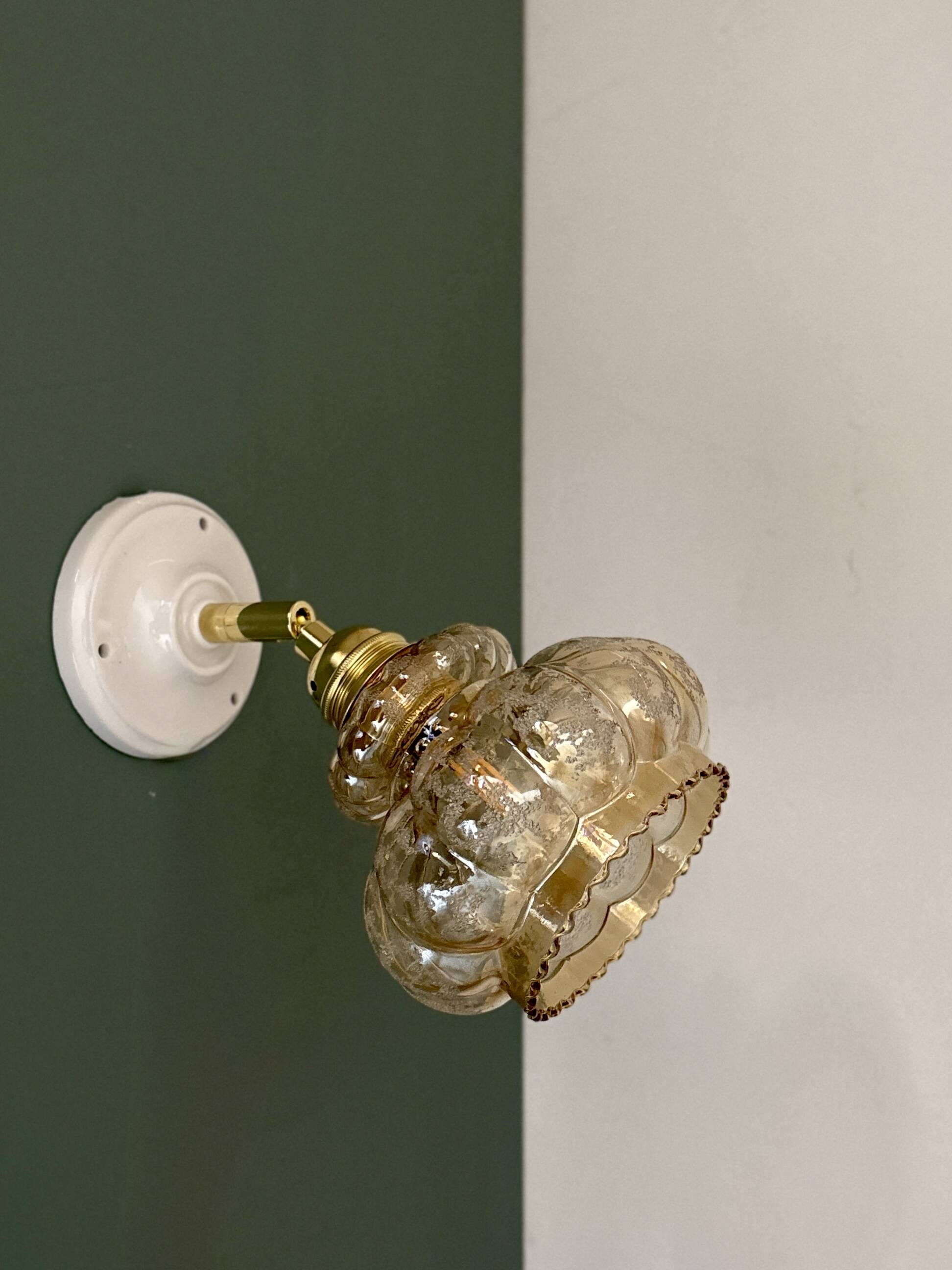 Applique tulipe vintage en verre ambré granité
