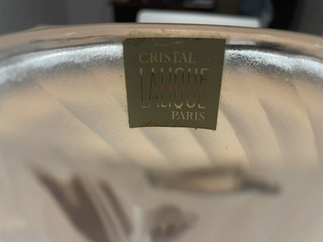 Decorative vase with birds in Lalique crystal, France, signed by the brand.