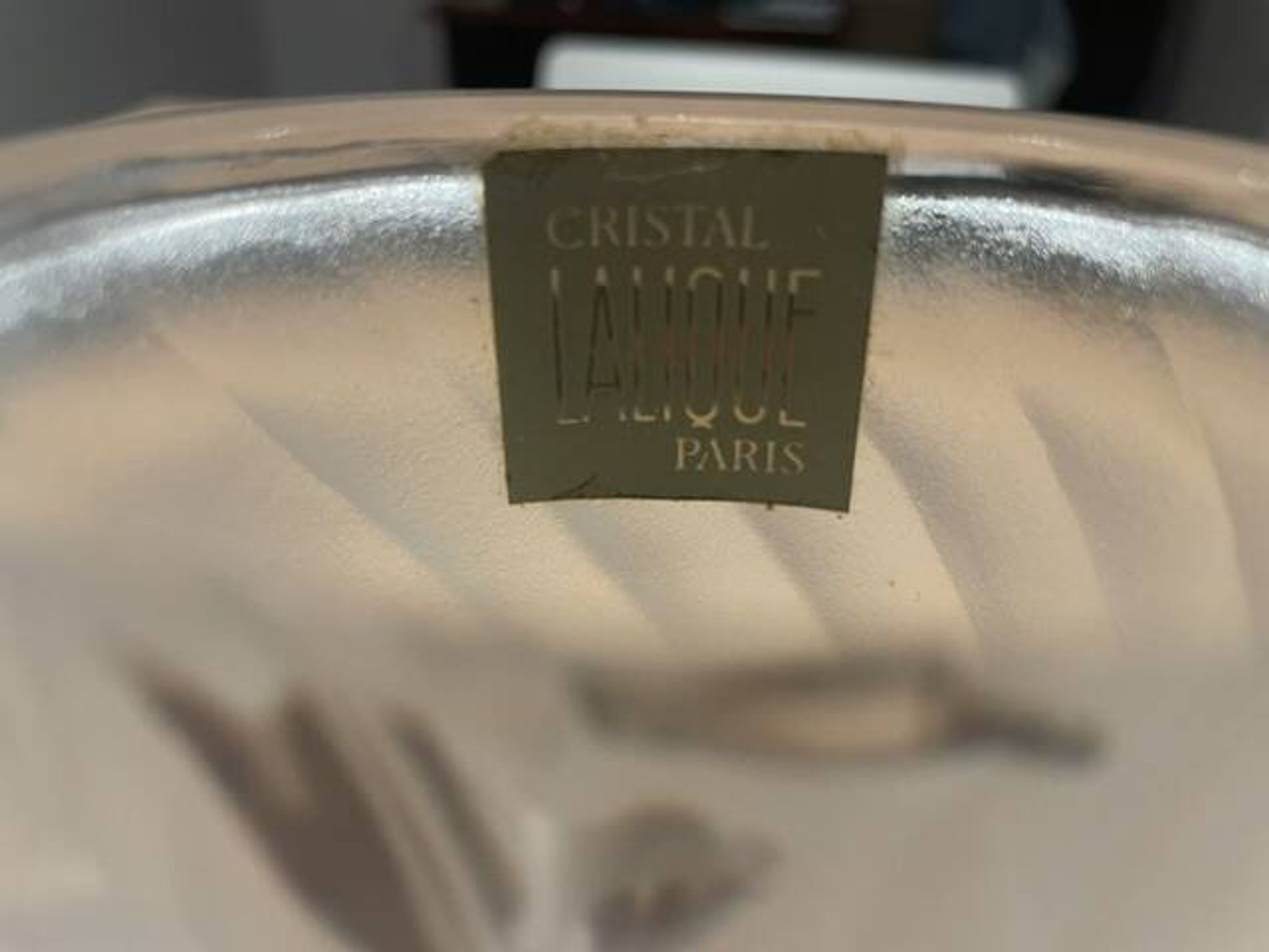 Decorative vase with birds in Lalique crystal, France, signed by the brand.