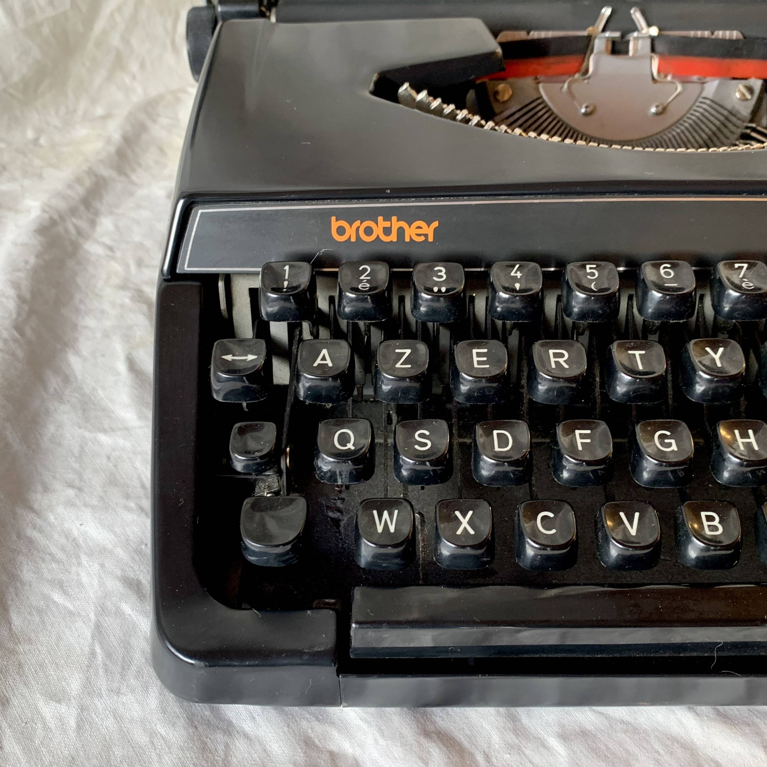 Old Brother 220 Deluxe mechanical typewriter - Made in Japan