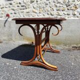 Bistro table with curved wooden legs