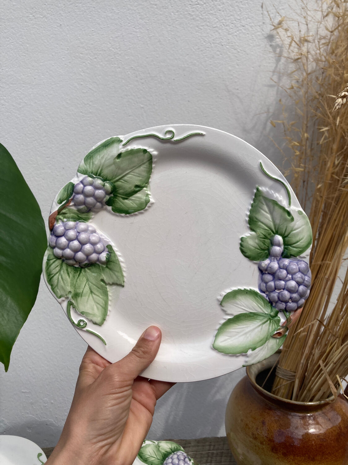 4 assiettes à dessert blanches en barbotine de raisin vintage Japon