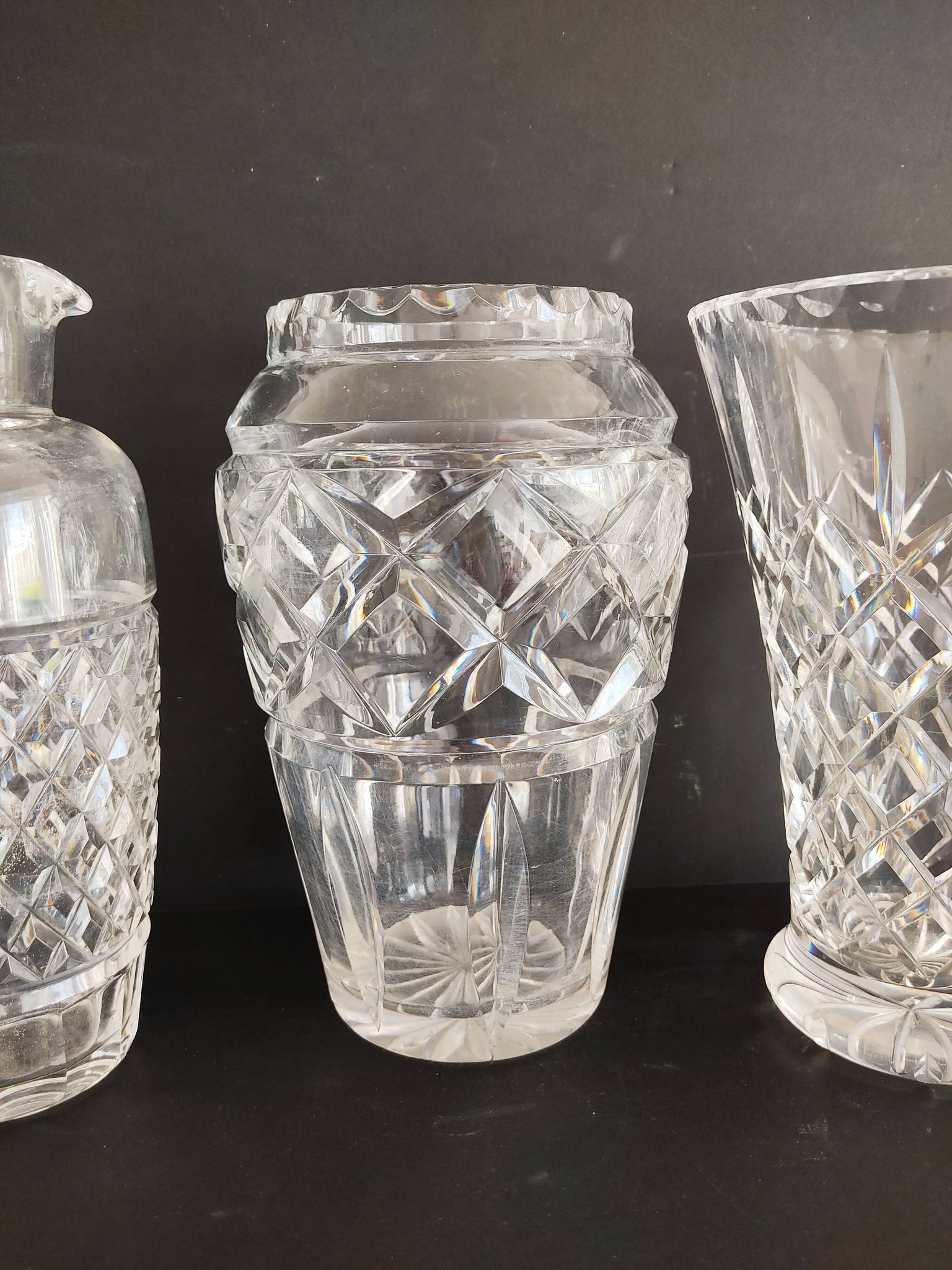 Ensemble de trois vases en cristal et en verre