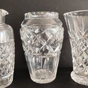 Ensemble de trois vases en cristal et en verre
