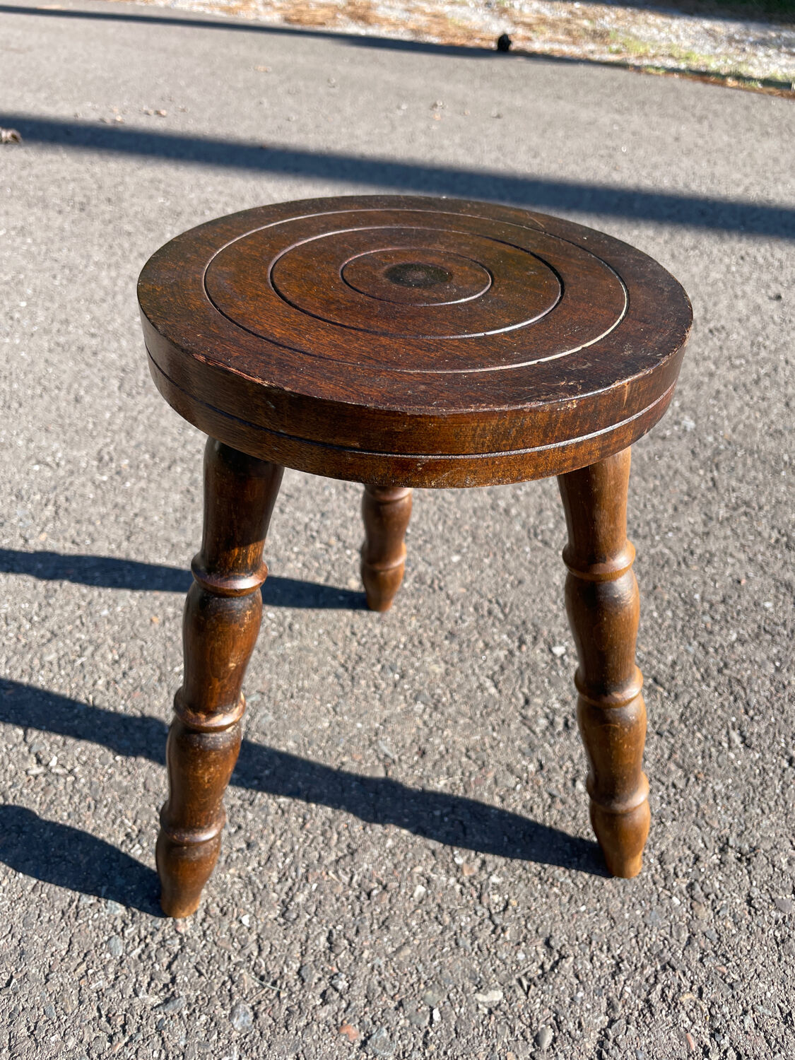 Tabouret tripode en bois tourné