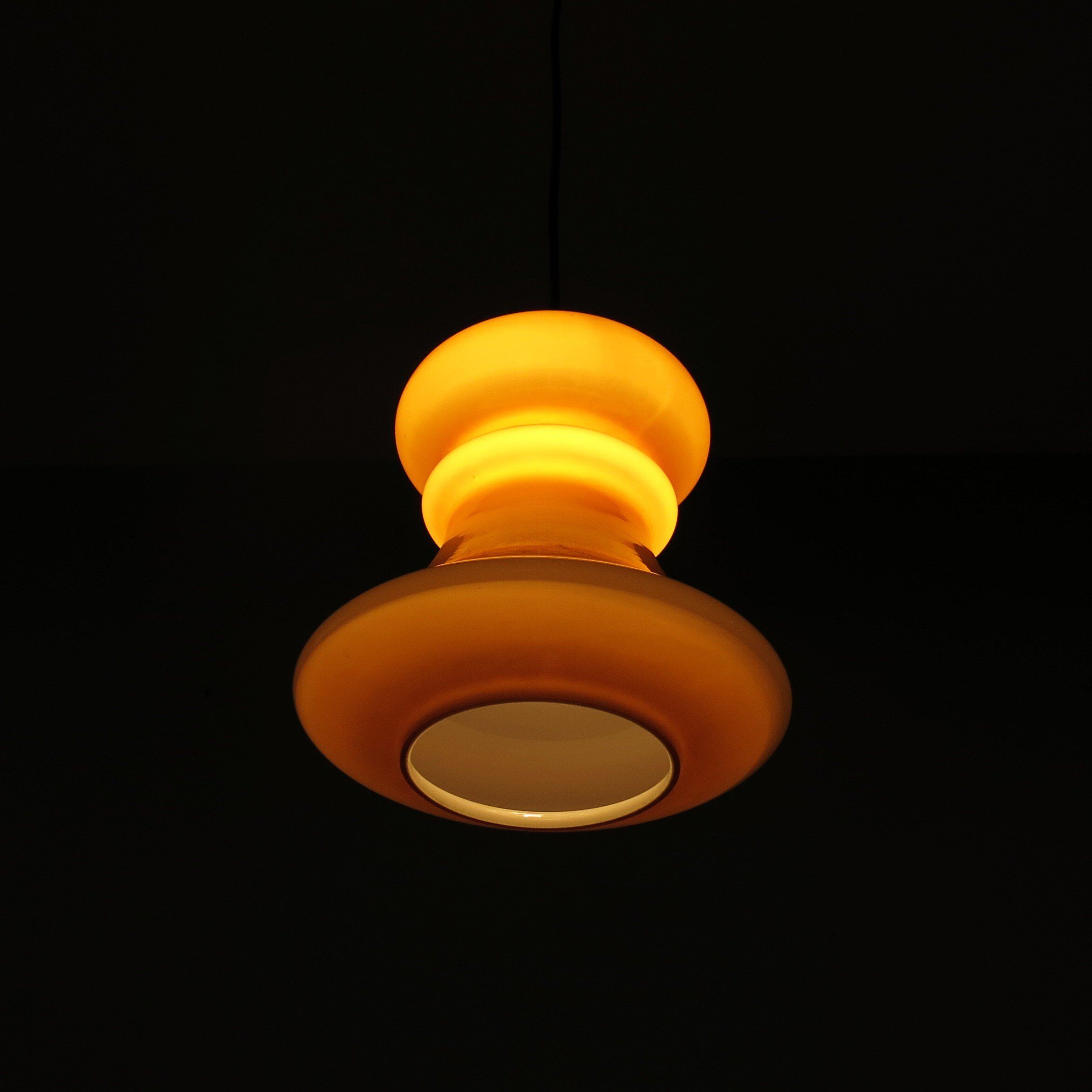 Paire de suspensions vintage en verre opalin années 1960