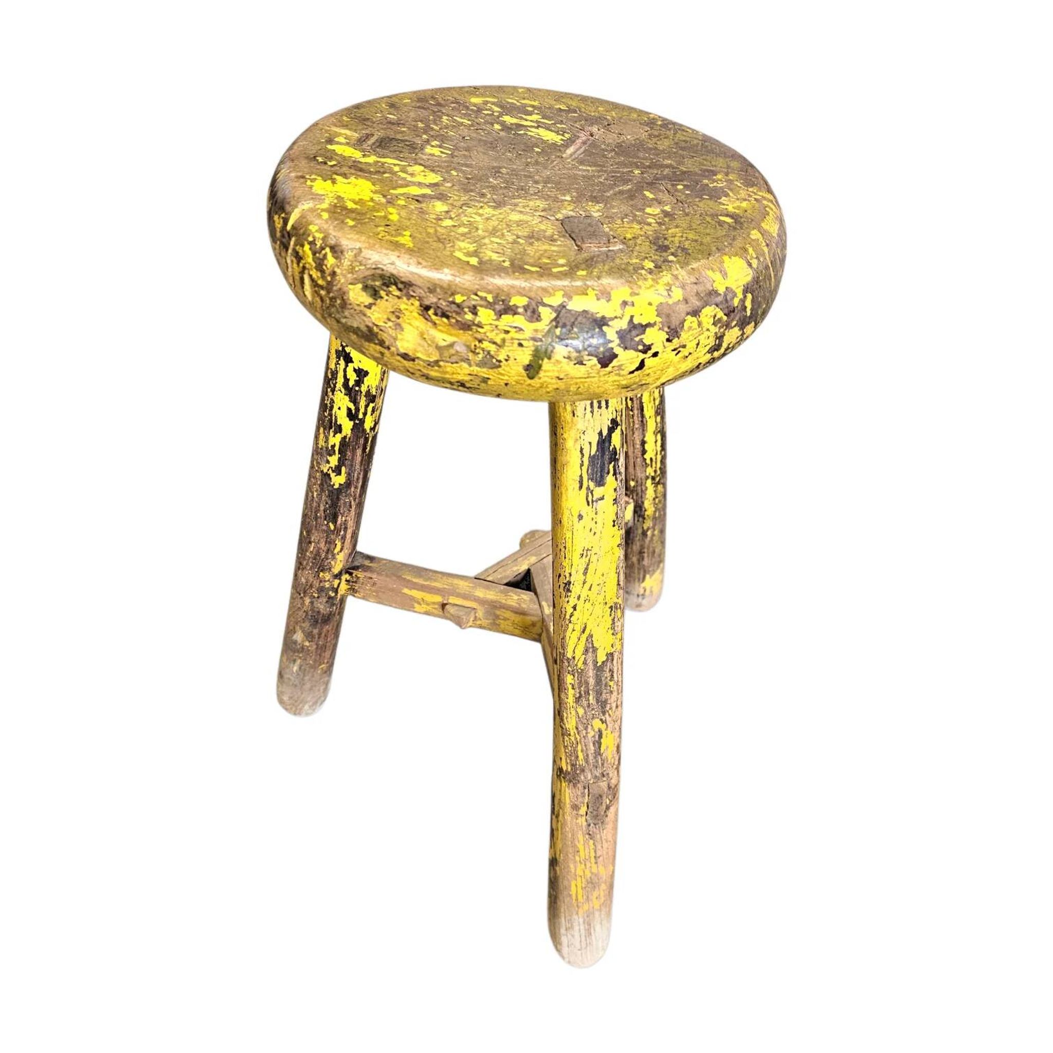 Tabouret en bois primitif sur trépied / hauteur 52 cm
