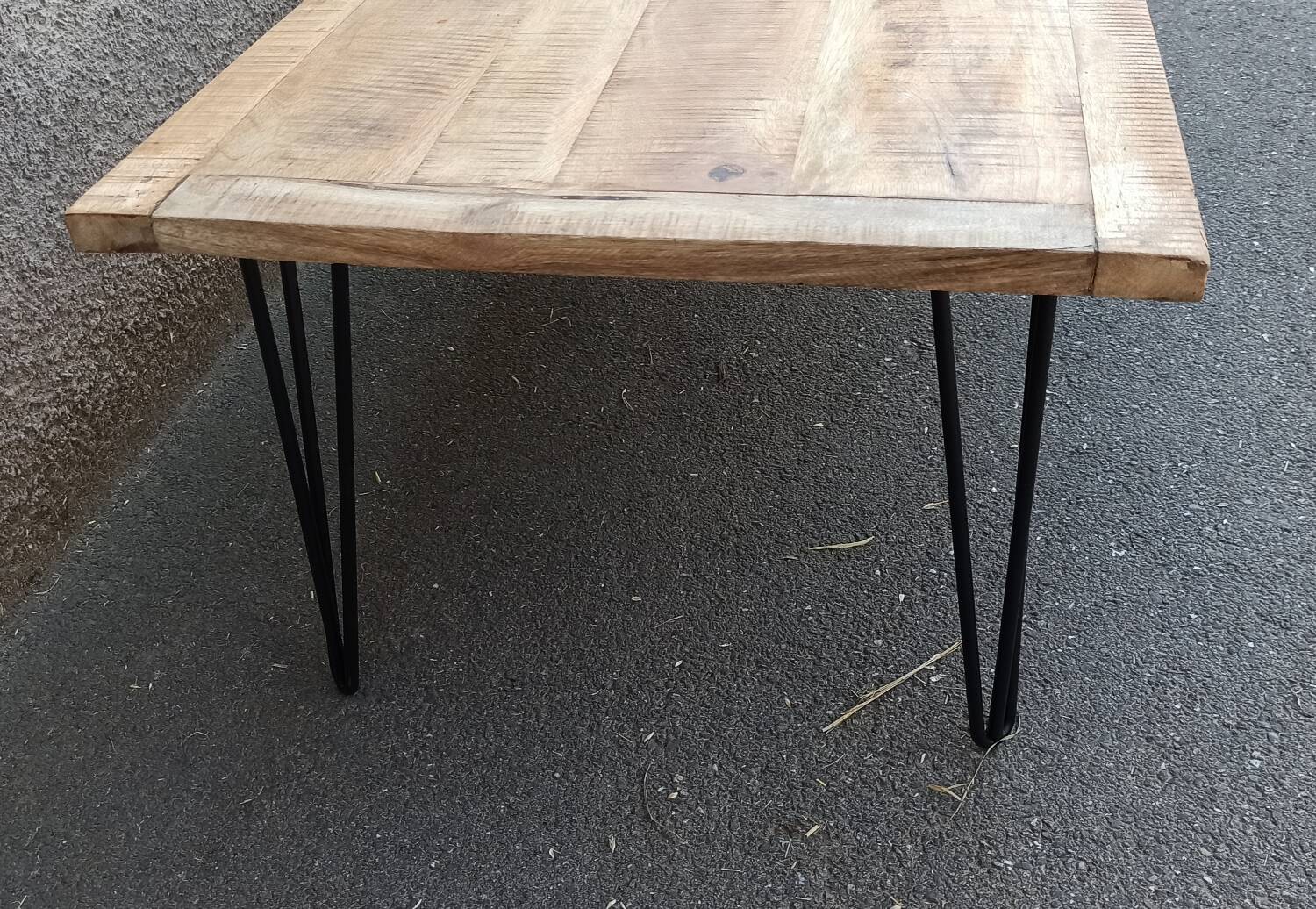 Wooden coffee table with pin legs