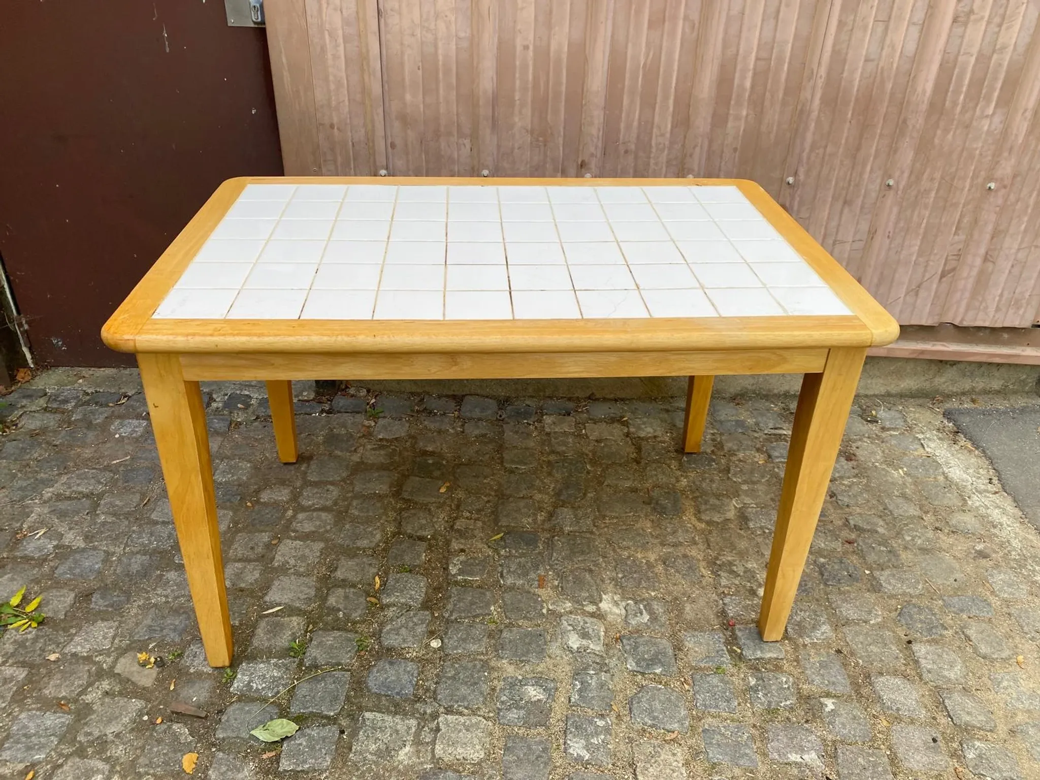 Table de cuisine en bois clair et plateau carrelé blanc – 122x80 cm