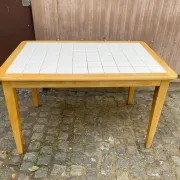Table de cuisine en bois clair et plateau carrelé blanc – 122x80 cm