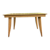Extendable vintage table with tapered legs.
