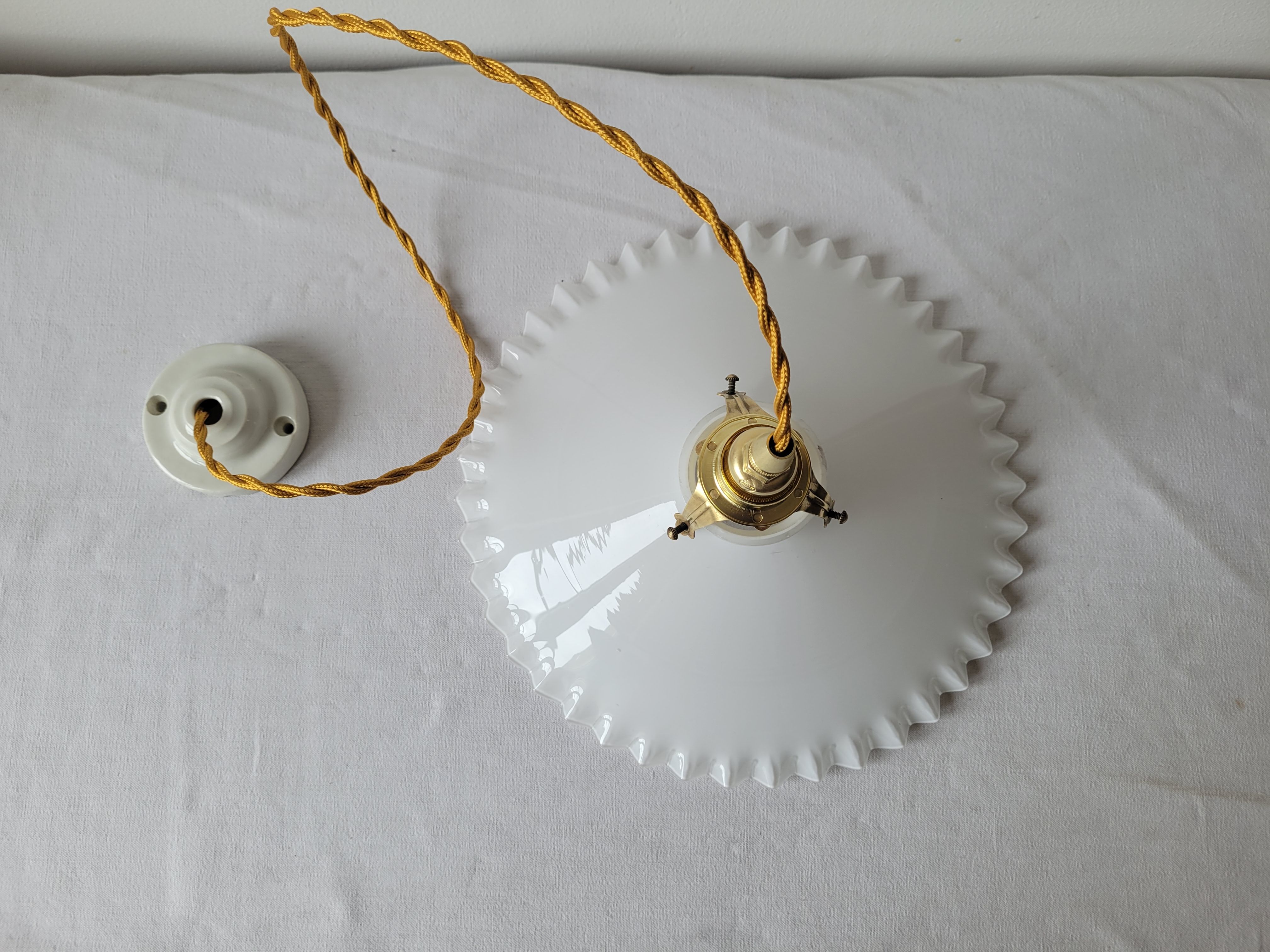 Serrated opaline suspension