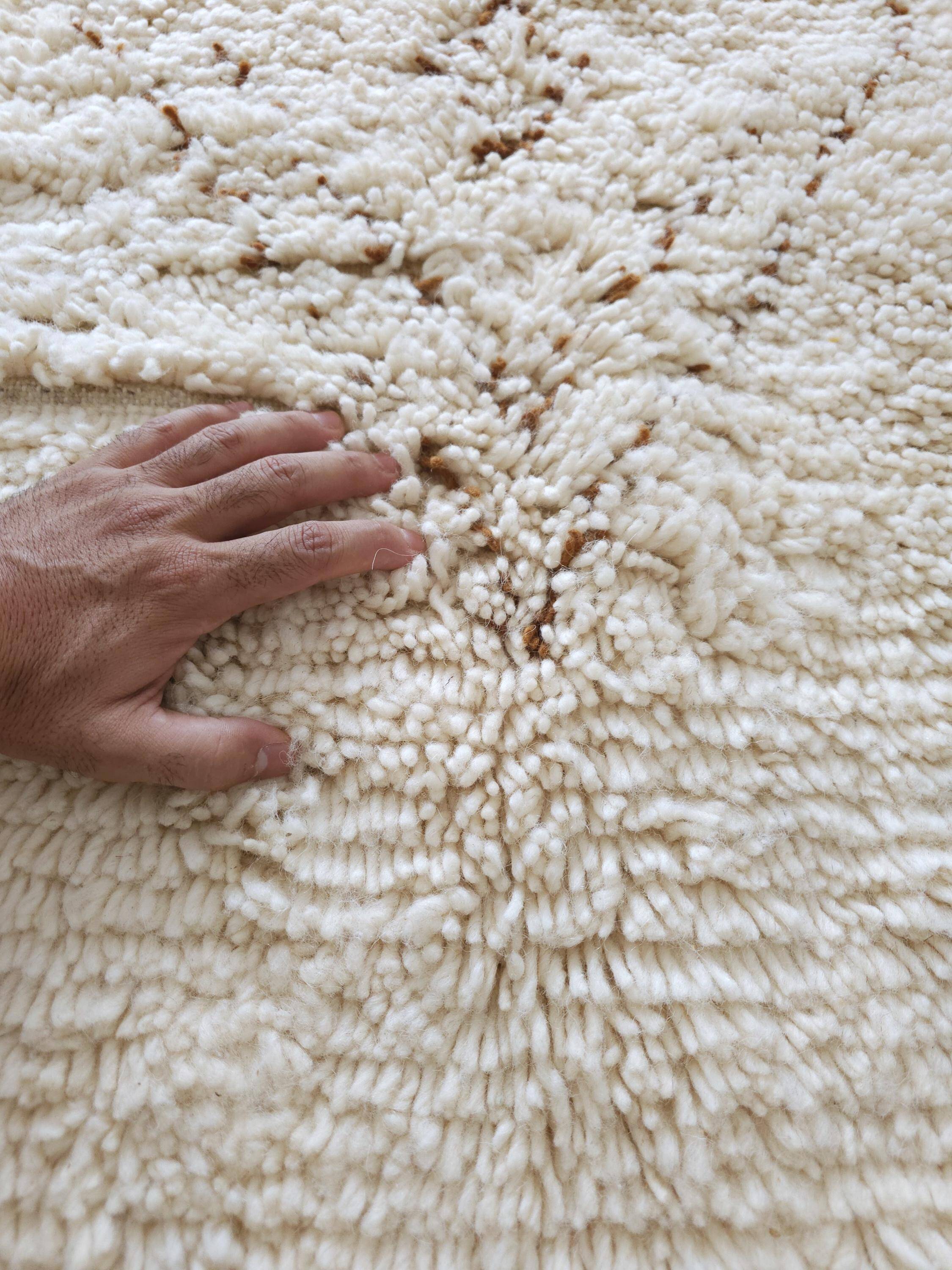 Large Moroccan rug made of natural wool, dimensions 250x150 cm, handmade.