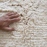 Large Moroccan rug made of natural wool, dimensions 250x150 cm, handmade.