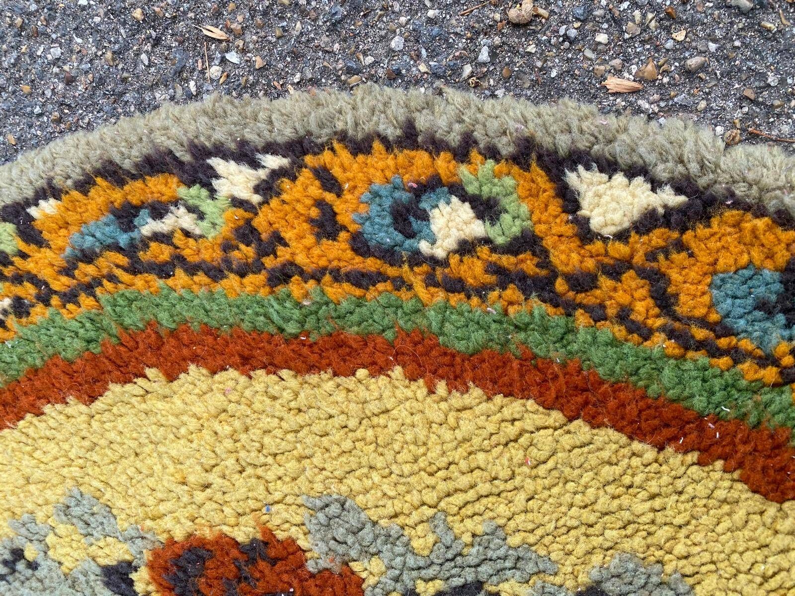 Vintage oval rug from the 70s - Pop flower patterns in green & mustard 185x115.