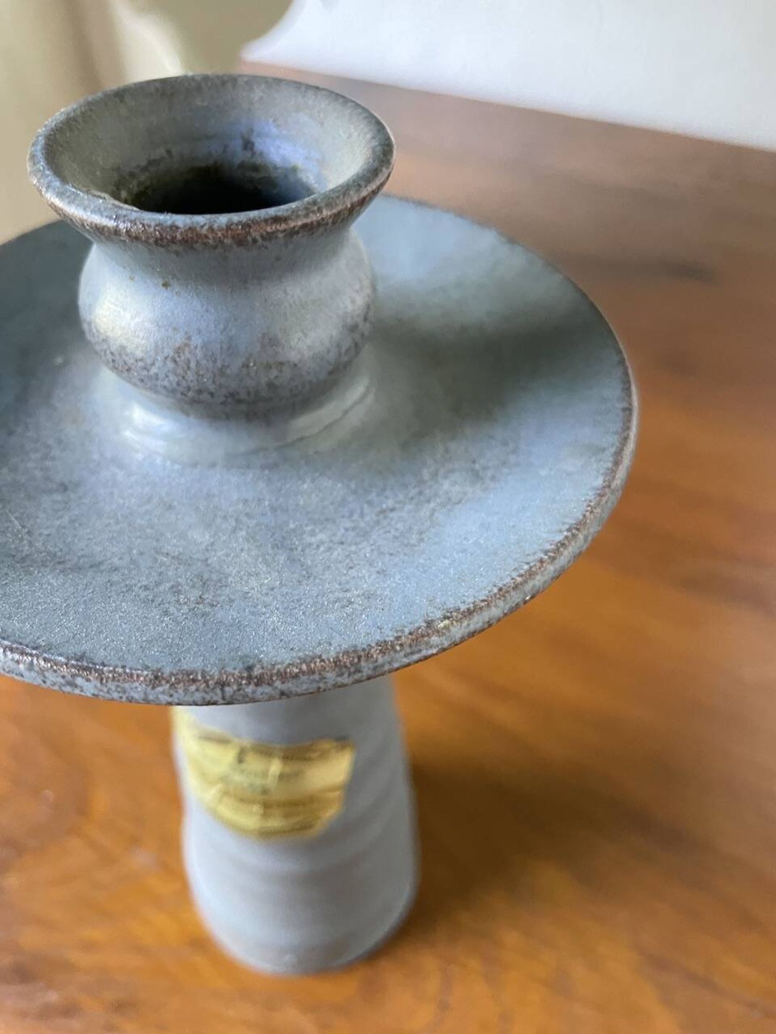 Paire de bougeoirs en grès gris