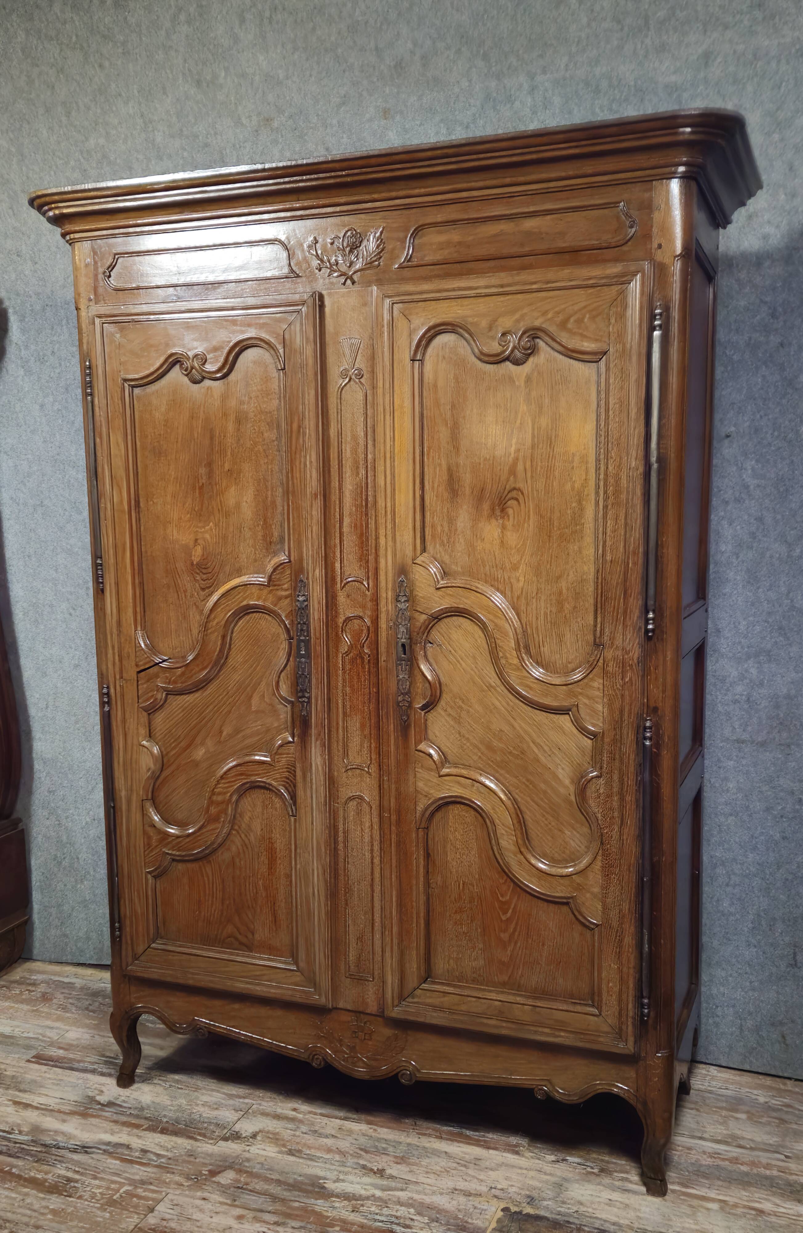 Antique Louis XV wardrobe in solid wood (oak and walnut)