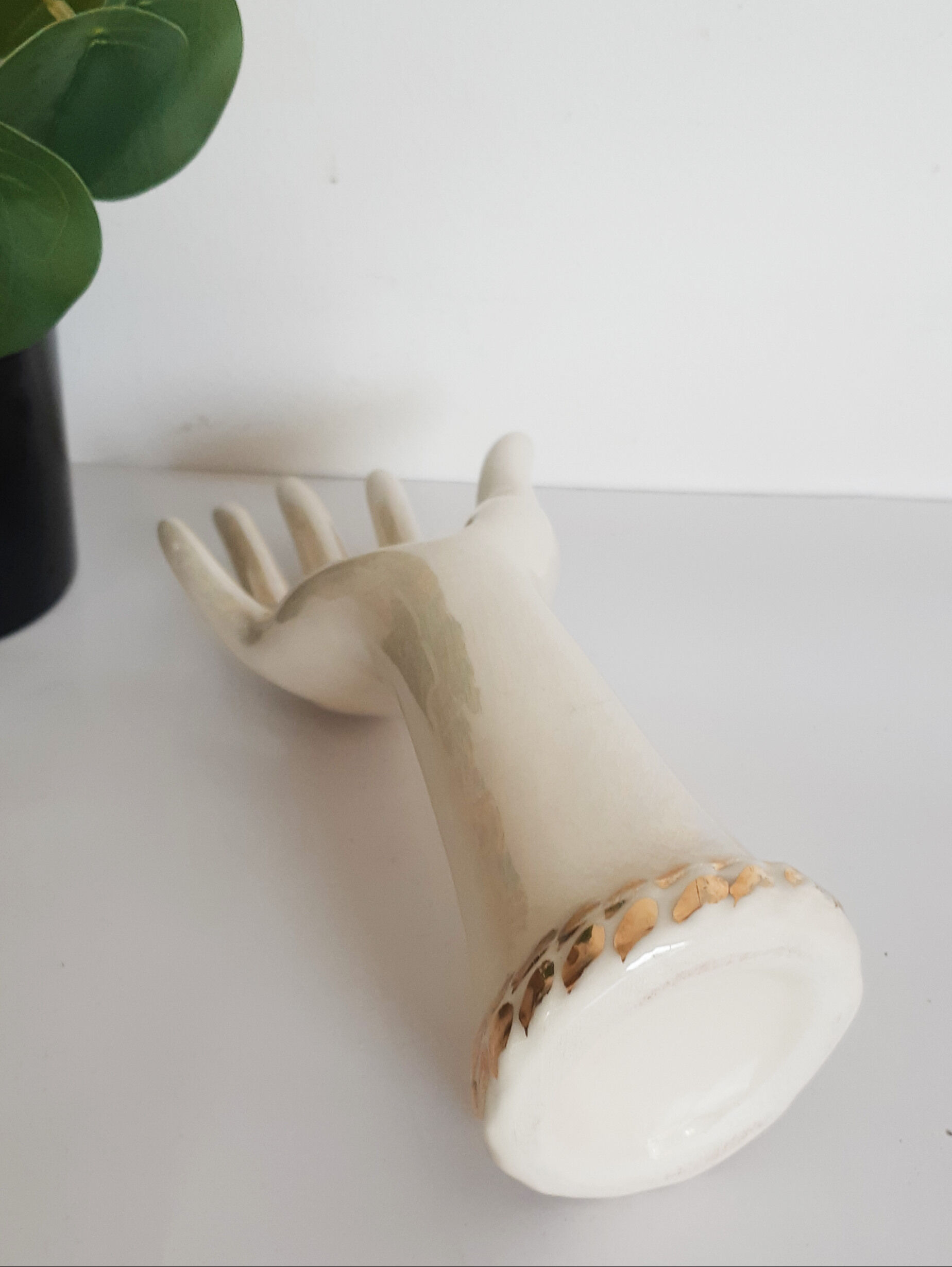 Baguier , soliflore , in pearly porcelain and gold