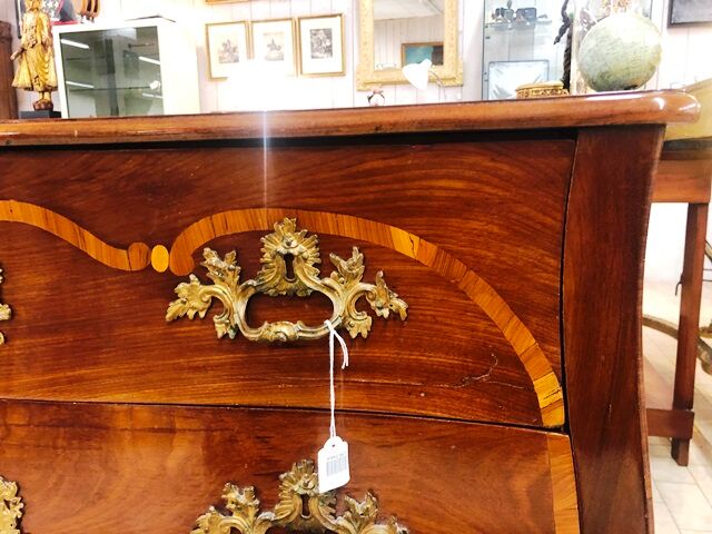 Curved chest of drawers of the eighteenth century