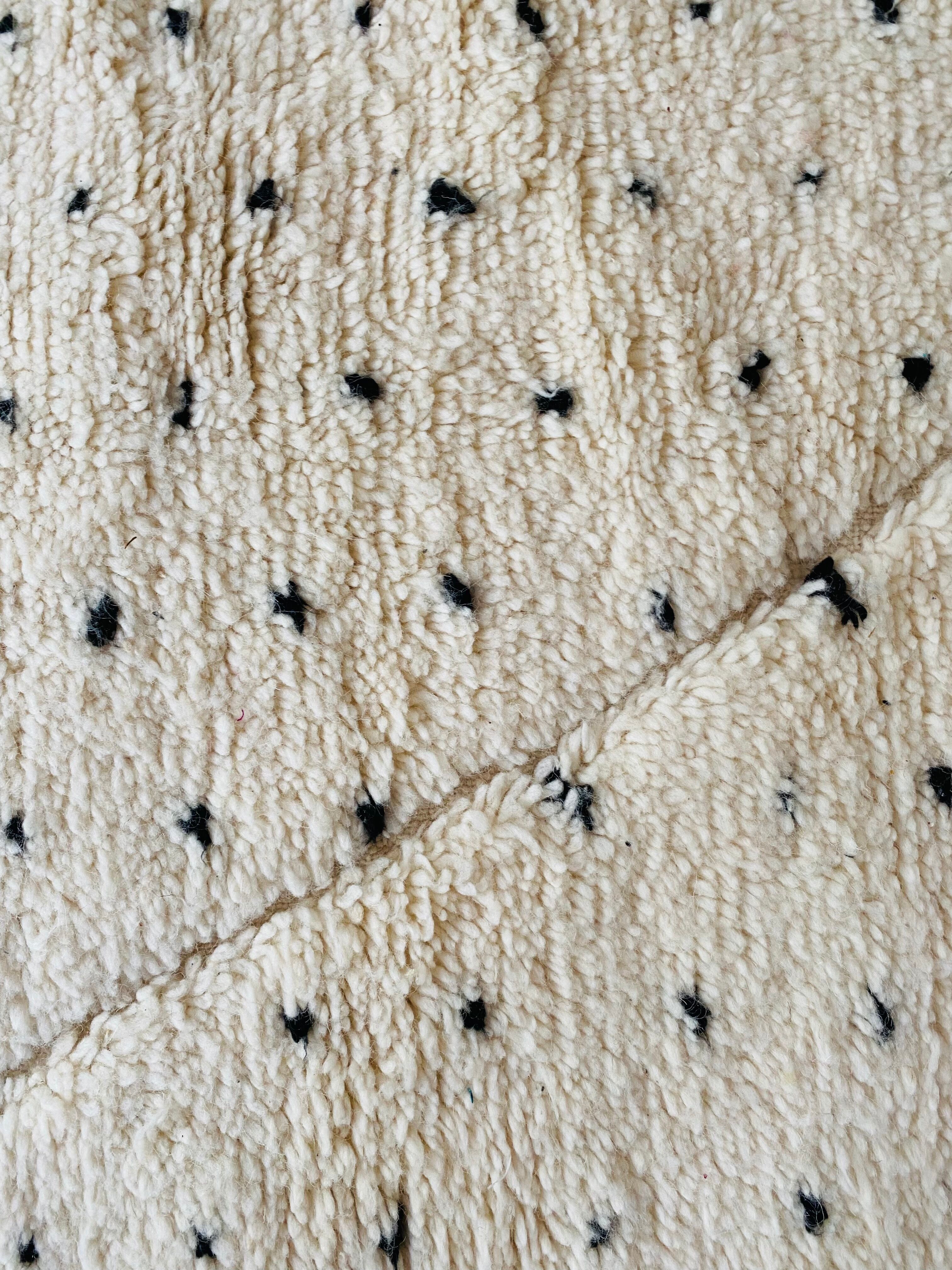 Berber carpet Beni Ouarain with black polka dots and relief 160x260