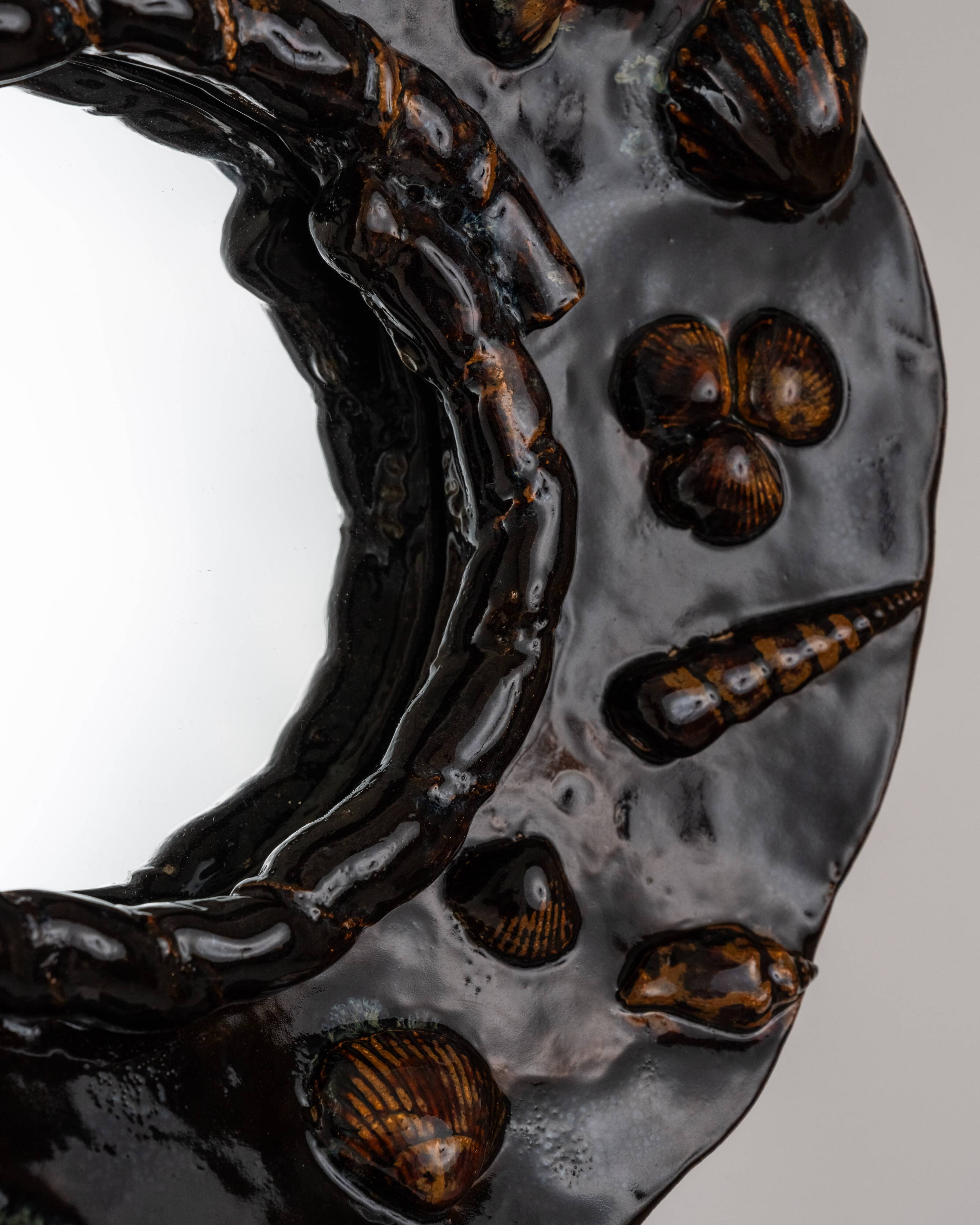 Miroir aux coquillages en grès émaillé