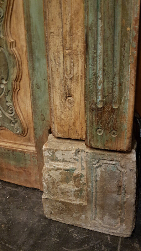 Porte indienne jaune verte sculptée Rajasthan ancienne patine d'origine vieux teck
