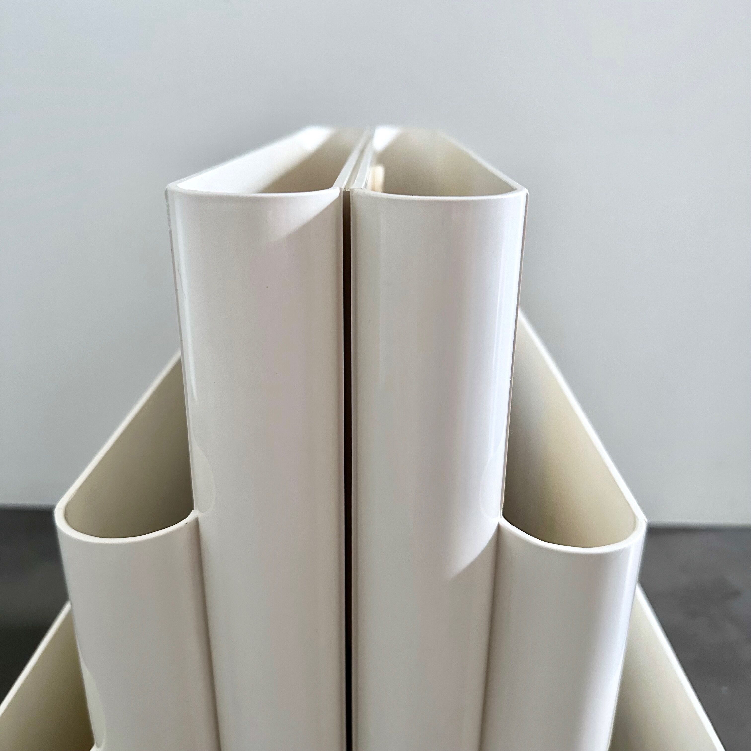 Kartell magazine rack by Giotto Stoppino