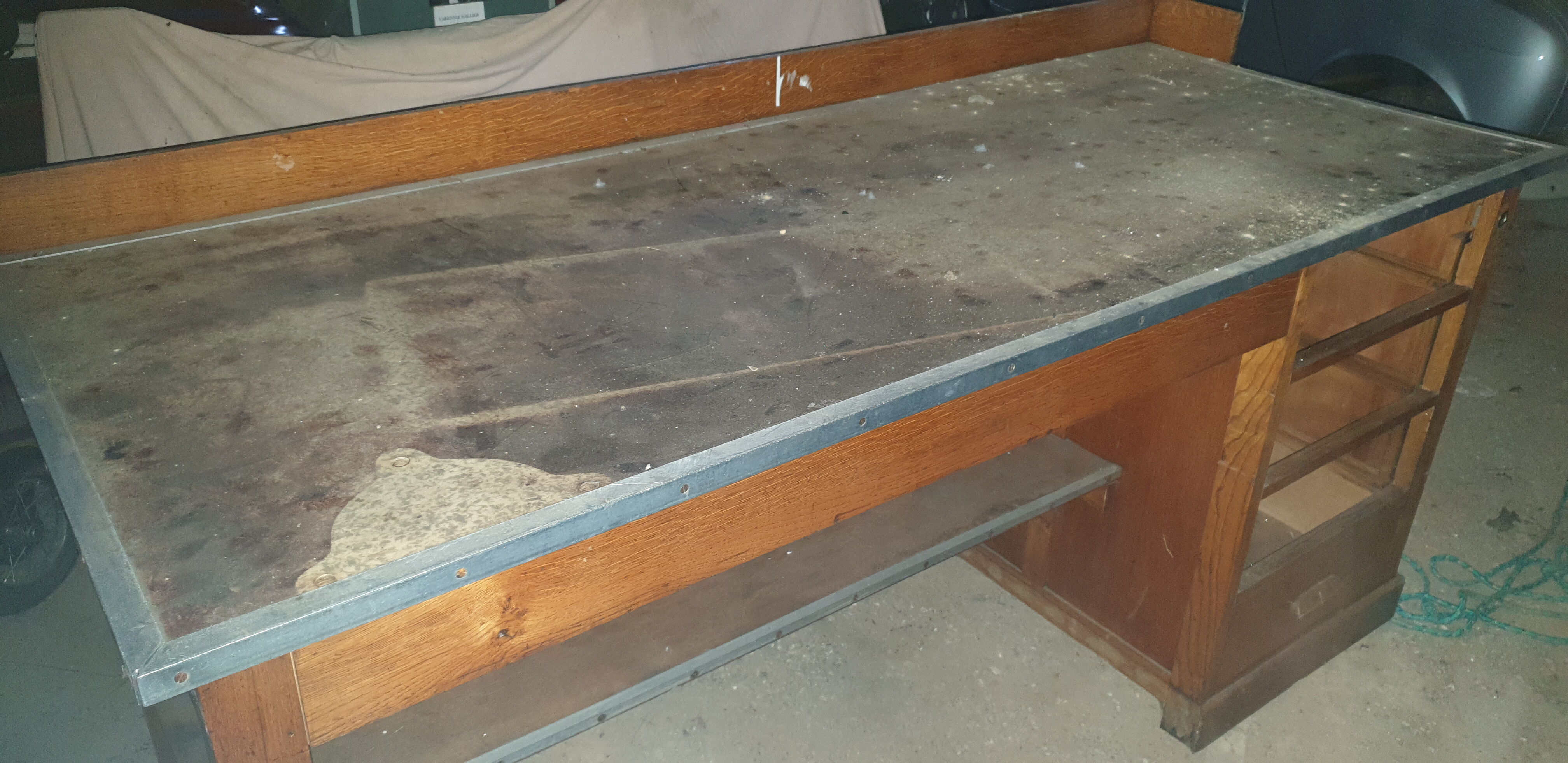 Old industrial workshop establishment and its 4 drawers