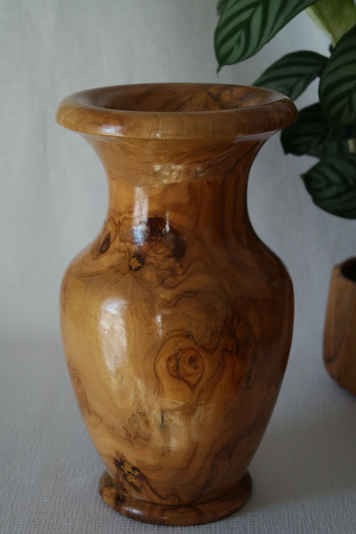 Vase artisanal en bois tourné d'olivier vernis