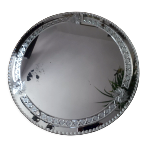 Round mirror finely decorated