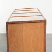 Grand comptoir en bois vintage / vitrine avec 4 portes et du verre.