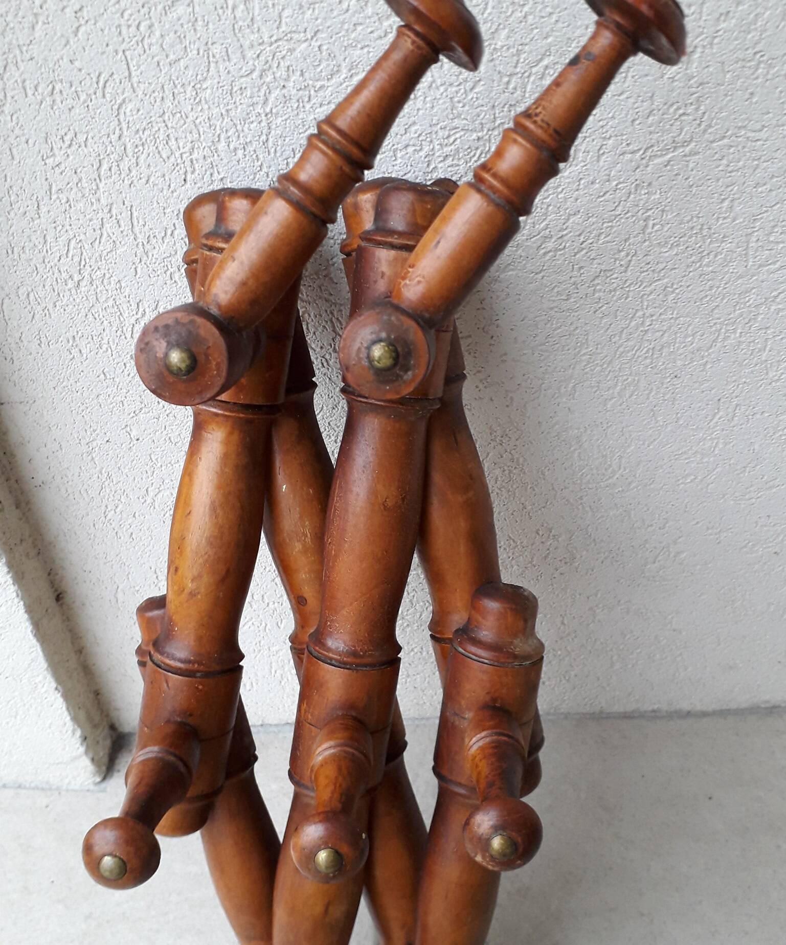 Extendable wooden coat rack