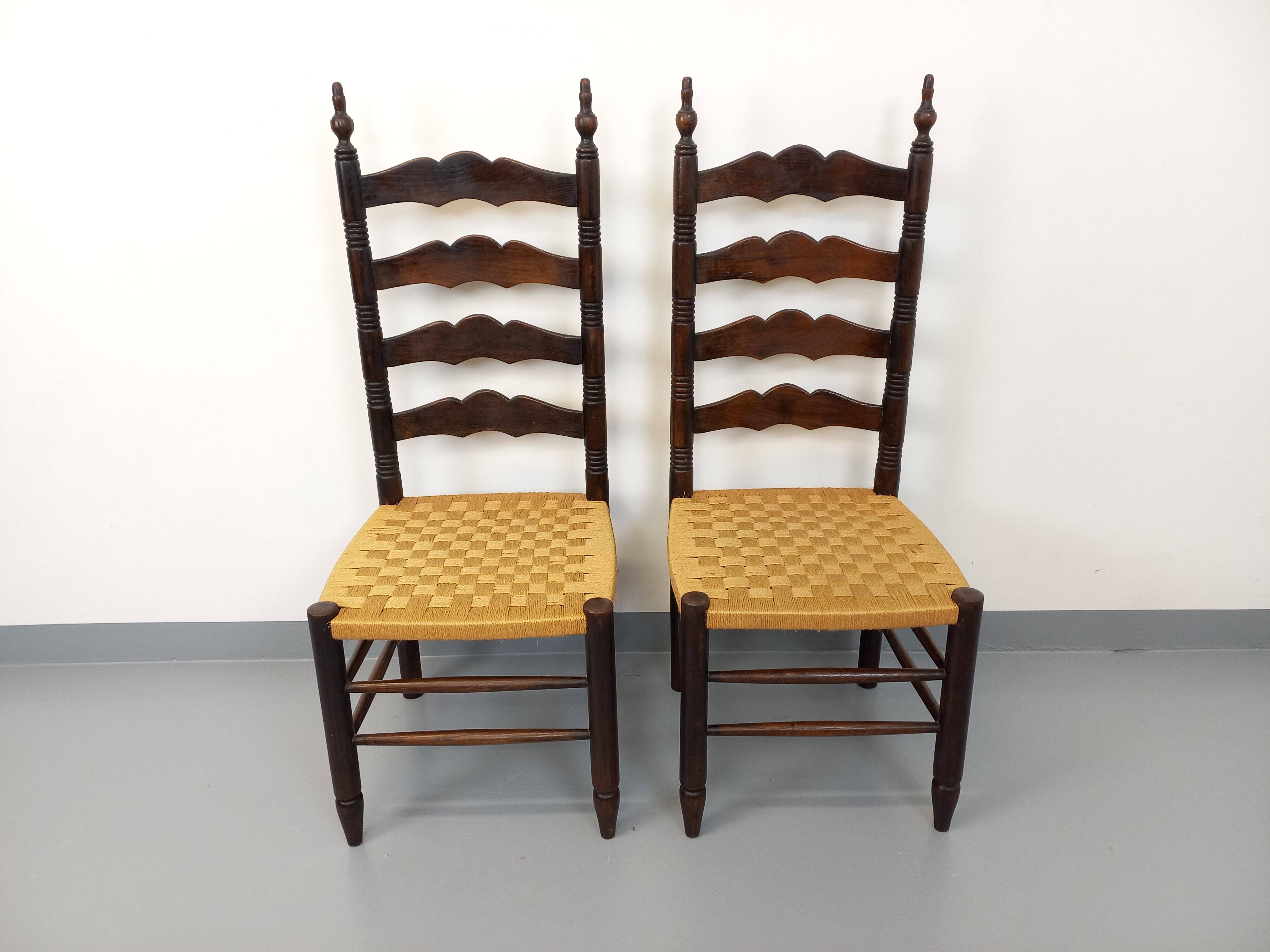 Pair of vintage Arts & Crafts chairs in the style of Antonio Calligaris in oak wood and rope from the 1970s.