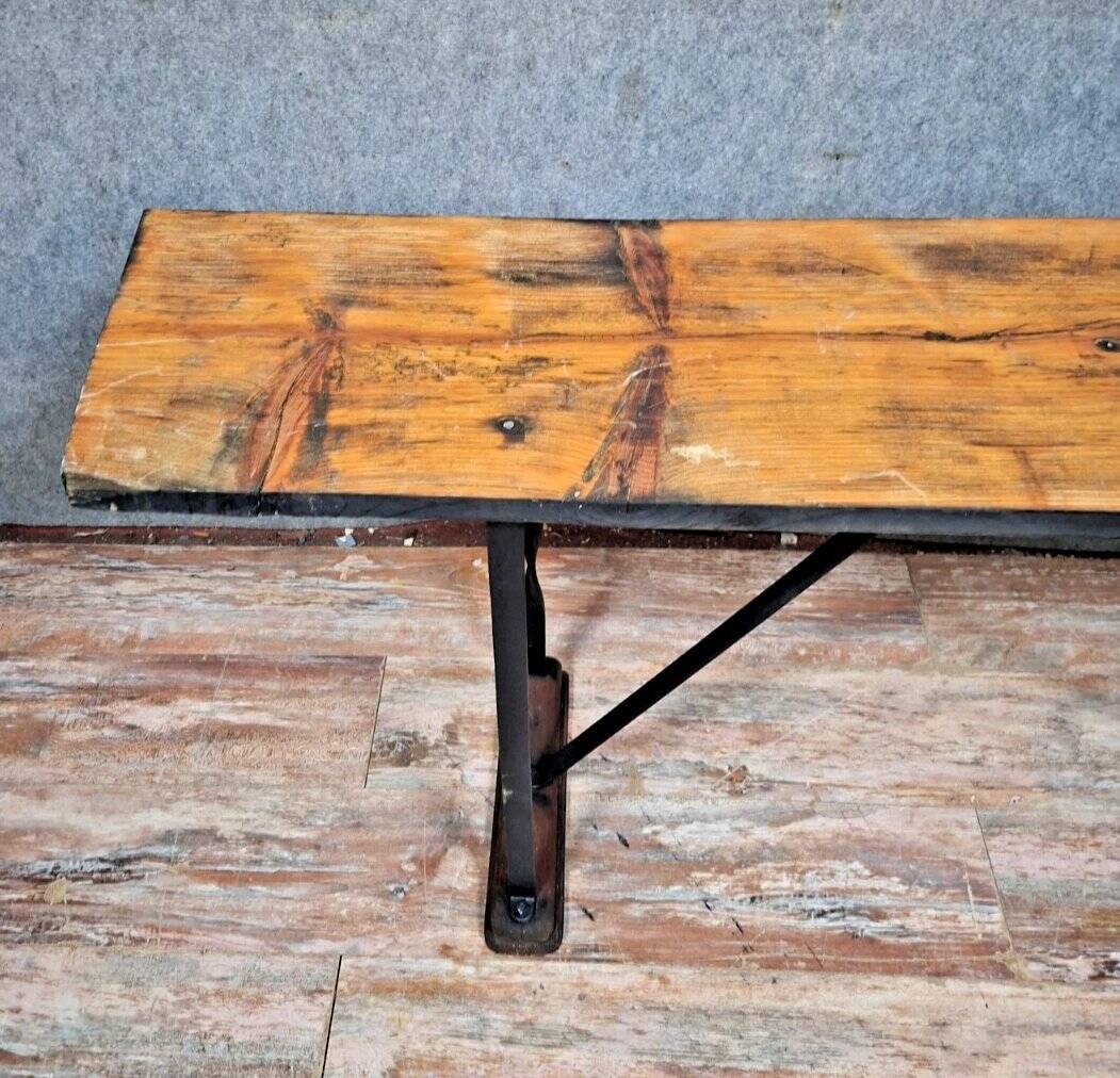 console / table de style industriel, pleine de caractère.