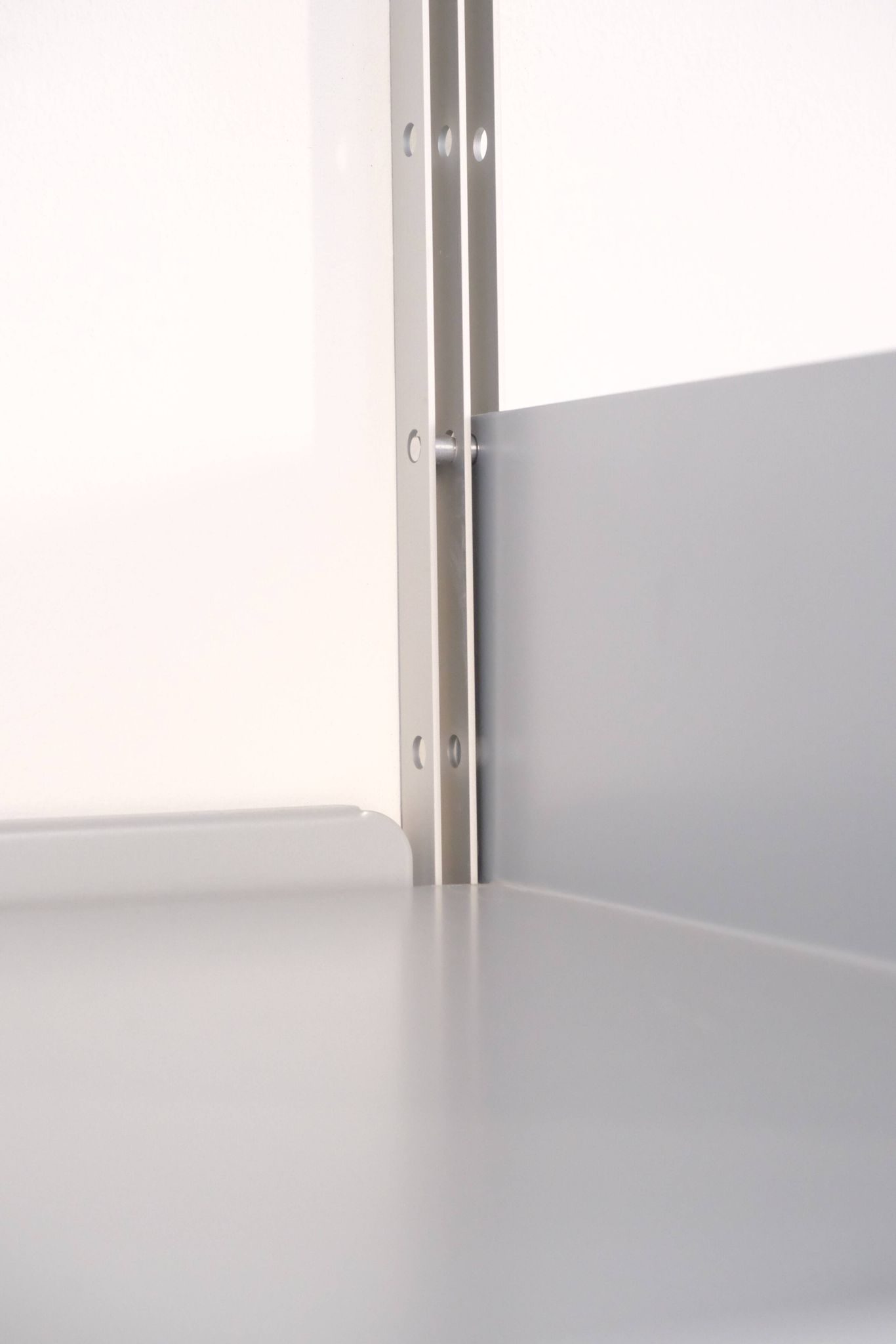 “606” Shelving System by Dieter Rams / Vitsœ