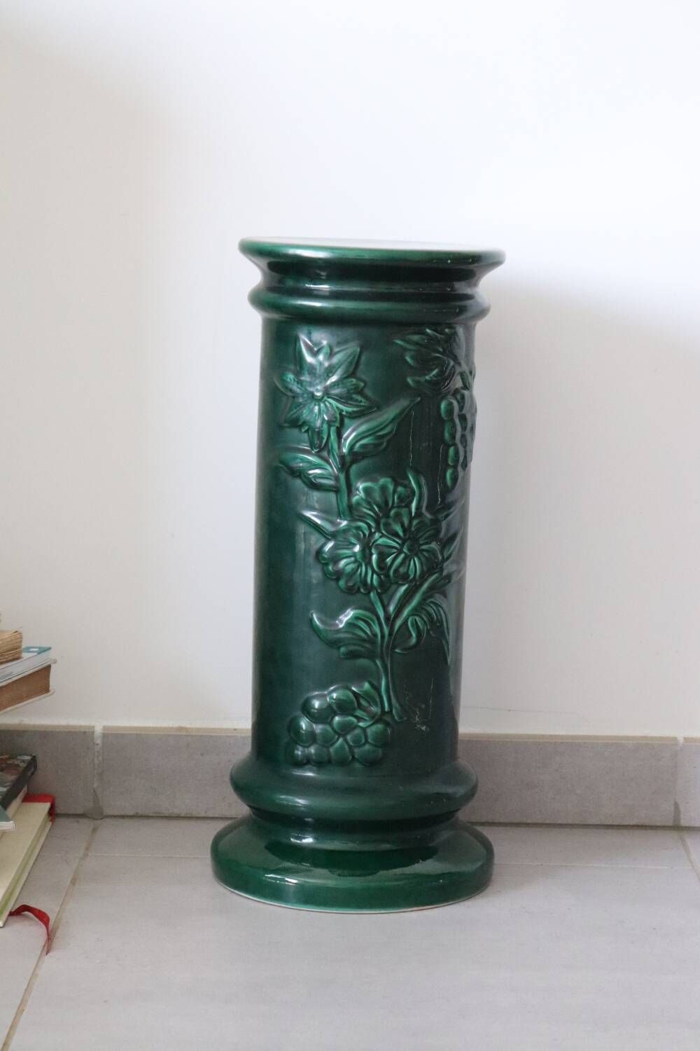 Pedestal column in green ceramic with flower and fruit decoration