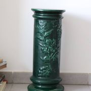 Pedestal column in green ceramic with flower and fruit decoration