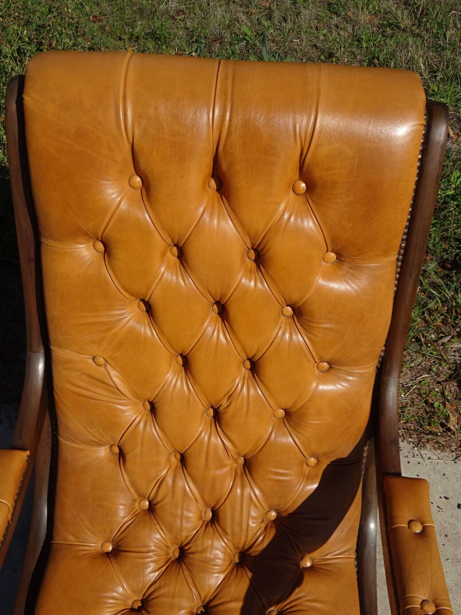 Fauteuils en bois et cuir capitonné, les 2