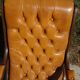 Fauteuils en bois et cuir capitonné, les 2